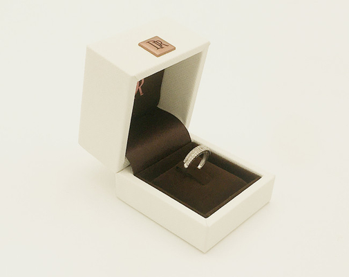 dobra cena Pure White Exquisite Luxury Ring Jewelry Box Aksamitna podszewka Wsparcie Niestandardowe pudełko na prezent w Internecie